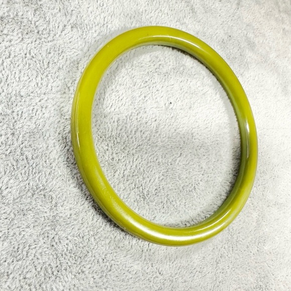 Vintage Sweet Pea Bakelite Bangle Bracelet - Picture 3 of 3